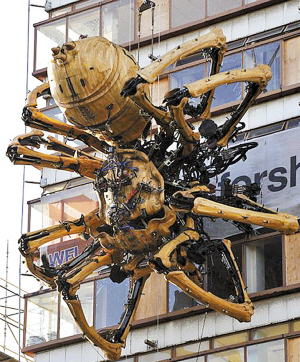 15米長巨型蜘蛛機(jī)械裝置亮相城市樓宇，創(chuàng)意藝術(shù)引發(fā)熱議